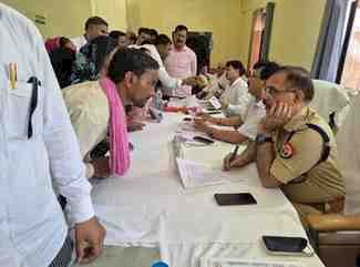 कोंच तहसील में संपूर्ण समाधान दिवस: 222 शिकायतें दर्ज, 27 का मौके पर निस्तारण; डीएम बोले- बिना जांच शिकायत बंद करने पर होगी कार्रवाई