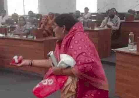 बीजेपी पार्षदों का नगर निगम प्रशासन के खिलाफ अनोखा प्रदर्शन: अधिकारियों को भेंट की चूड़ियां, जलभराव और अधूरे कामों पर फूटा गुस्सा