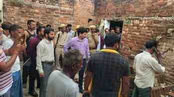 ग्राम विरासनी में सीढ़ी की स्लैब गिरने से तीन घायल, गंभीर रूप से घायल मासूम झांसी रेफर; दैवीय आपदा मद से मिलेगी अनुमन्य सहायता: उप जिलाधिकारी