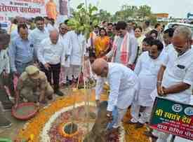 जनपद में वृहद पौधरोपण महाअभियान-2026 का शुभारंभ, उत्कृष्ट कार्य करने वाले 12 से अधिक लोगों का सम्मान, जनप्रतिनिधियों और अधिकारियों ने किया व्यापक वृक्षारोपण