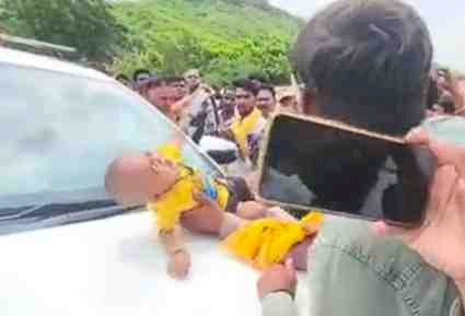 जनचौपाल में बवाल: ग्रामीण ने विधायक की गाड़ी के बोनट पर बच्चे को लिटाकर किया विरोध, क्षेत्र के आधार पर शिकायत न सुनने का आरोप