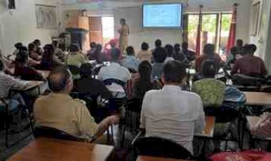 अभ्युदय योजना की निशुल्क कोचिंग में अचानक पहुंचे डीएम-एसपी, छात्रों के बीच बैठकर परखी तैयारी