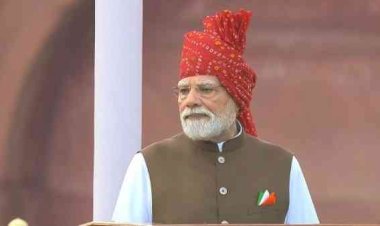 लाल किले पर रचा गया इतिहास: पहली बार राष्ट्रगान ‘जन गण मन’ से पहले गूंजा पूरा ‘वंदे मातरम्’, 21 तोपों की सलामी और आसमान से हुई पुष्पवर्षा