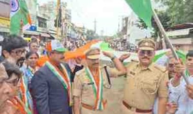 111 मीटर लंबे तिरंगे के साथ निकली भव्य तिरंगा यात्रा, देशभक्ति के रंग में रंगा पूरा जालौन