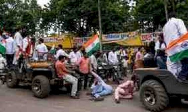 तिरंगा यात्रा में अचानक पलटी जीप, सड़क पर गिरे 3 कांग्रेसी नेता; महिला पार्षद के सिर में लगे 6 टांके