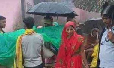 छिंदवाड़ा में विकास के दावों की खुली पोल: गर्भवती महिला को 8 किमी डोली में ढोकर अस्पताल पहुंचाया, गर्भ में बच्चे की मौत; गांव तक नहीं पहुंच सकी 108 एंबुलेंस