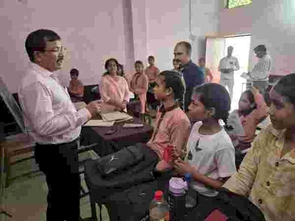 डीएम का स्कूल में औचक निरीक्षण: बच्चों से सवाल-जवाब कर परखी शैक्षिक गुणवत्ता, स्मार्ट क्लास और रचनात्मक प्रतिभा की सराहना; शिक्षकों को दिए जरूरी निर्देश