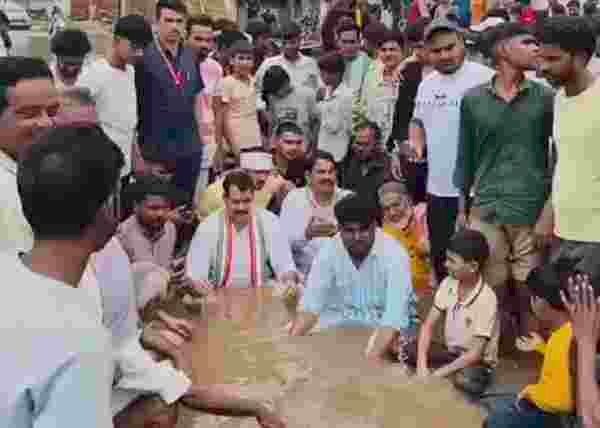 घुटनों तक पानी में 3 घंटे बैठे विधायक, जलभराव पर फूटा गुस्सा; नाले के टेंडर के आश्वासन के बाद खत्म हुआ धरना