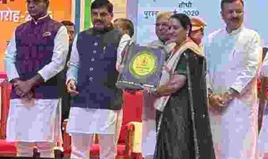छह साल तक अफसरों की फाइलों में अटका सम्मान, आखिर हाईकोर्ट के आदेश के बाद मिला हक-शिक्षा विभाग की मनमानी भी नहीं रोक पाई प्रतिभावान शिक्षिका अजीता द्विवेदी का सम्मान, 5 सितंबर को राज्यपाल ने किया पुरस्कृत