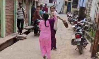 स्कूल में प्रधानाध्यापक पर चप्पलों से हमला, पति ने पकड़ा कॉलर: श्योपुर में रसोइया ने दौड़ाकर पीटा; खाना बनाने को लेकर शुरू हुआ विवाद