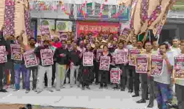 उरई में बैंक कर्मचारियों की एकदिवसीय हड़ताल से 400 करोड़ का लेनदेन प्रभावित, 150 कर्मियों ने किया प्रदर्शन