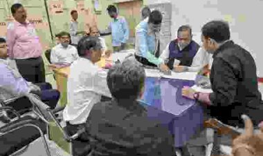 नवागंतुक जिलाधिकारी समीर ने संभाली जालौन की कमान, कोषागार पहुंचकर ग्रहण किया पदभार; जनकल्याणकारी योजनाओं में पारदर्शिता और विकास कार्यों की गुणवत्ता पर दिया जोर