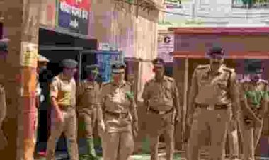 अचानक जालौन पहुंचे एडीजी अनुपम कुलश्रेष्ठ और आईजी आकाश कुलहरि, एसपी कार्यालय में मचा हड़कंप; अपराध शाखा से परिवार परामर्श केंद्र तक किया बारीकी से निरीक्षण, फरियादियों की भी सुनी शिकायतें
