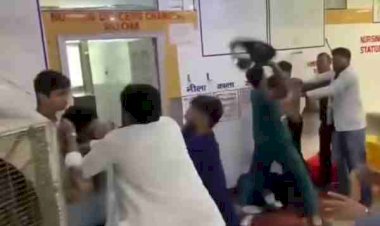 मेडिकल कॉलेज उरई में नर्सिंग छात्रों और जूनियर डॉक्टरों के बीच जमकर मारपीट, क्लिनिकल ड्यूटी का विवाद सड़क तक पहुंचा; VIDEO वायरल, दोनों पक्षों का प्रदर्शन