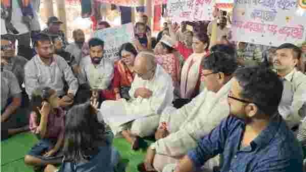प्रदर्शनकारियों को दिग्विजय से ‘विजय’ की उम्मीद: शिक्षक अभ्यर्थियों के बीच पहुंचे पूर्व CM, बोले- मांगें नहीं मानीं तो 5 सितंबर से साथ बैठूंगा अनशन पर