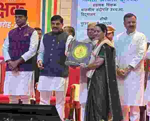 छह साल तक अफसरों की फाइलों में अटका सम्मान, आखिर हाईकोर्ट के आदेश के बाद मिला हक-शिक्षा विभाग की मनमानी भी नहीं रोक पाई प्रतिभावान शिक्षिका अजीता द्विवेदी का सम्मान, 5 सितंबर को राज्यपाल ने किया पुरस्कृत
