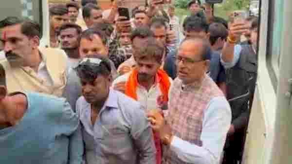 सड़क पर घायल को तड़पता देख शिवराज ने रुकवाया काफिला, एंबुलेंस बुलाकर अस्पताल भेजा; बताया ‘गोल्डन ऑवर’ का महत्व