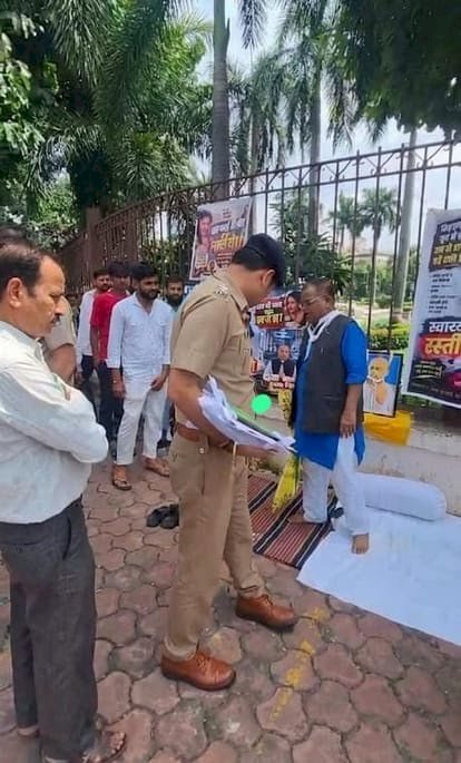 मंत्रालय के सामने धरने पर बैठे कांग्रेस विधायक अभय मिश्रा को भोपाल पुलिस ने उठाया, रीवा में प्रसूता और नवजात की मौत पर स्वास्थ्य मंत्री राजेंद्र शुक्ल के इस्तीफे की मांग