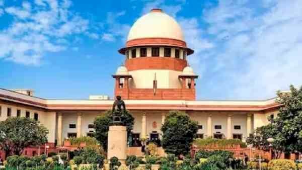 आईएएस रिंकू दुग्गा को सुप्रीम कोर्ट से झटका: कुत्ता टहलाने के मामले में नौकरी बहाली पर रोक, केंद्र की याचिका पर नोटिस