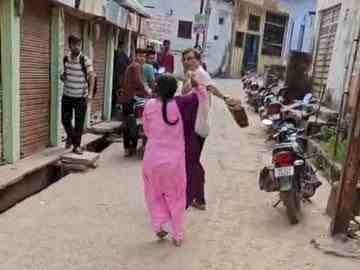 स्कूल में प्रधानाध्यापक पर चप्पलों से हमला, पति ने पकड़ा कॉलर: श्योपुर में रसोइया ने दौड़ाकर पीटा; खाना बनाने को लेकर शुरू हुआ विवाद