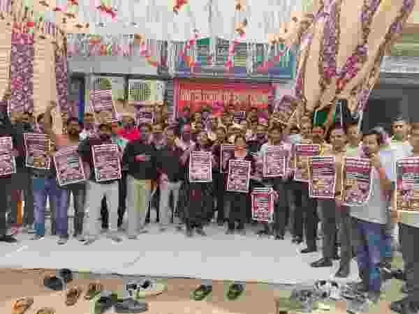 उरई में बैंक कर्मचारियों की एकदिवसीय हड़ताल से 400 करोड़ का लेनदेन प्रभावित, 150 कर्मियों ने किया प्रदर्शन
