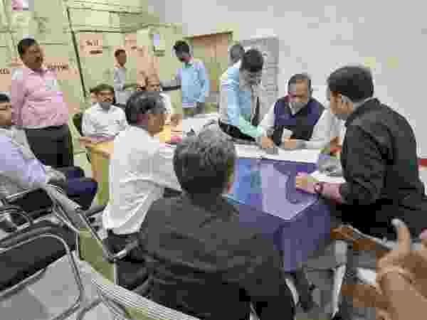 नवागंतुक जिलाधिकारी समीर ने संभाली जालौन की कमान, कोषागार पहुंचकर ग्रहण किया पदभार; जनकल्याणकारी योजनाओं में पारदर्शिता और विकास कार्यों की गुणवत्ता पर दिया जोर
