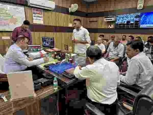जर्जर तार-पोल व खुले ट्रांसफार्मरों पर तत्काल बैरिकेडिंग के निर्देश, अधिक शिकायत वाले क्षेत्रों को जेई-एई चिन्हित कर सुनिश्चित करें प्रभावी कार्रवाई
