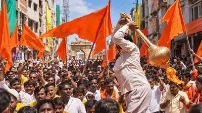 उज्जैन में खड़े हनुमान मंदिर के लिए सड़कों पर उतरा हिंदू समाज, संतों ने प्रशासन को दी बड़ी चेतावनी; बोले- प्रतिमा हटाई तो आंदोलन होगा और बड़ा