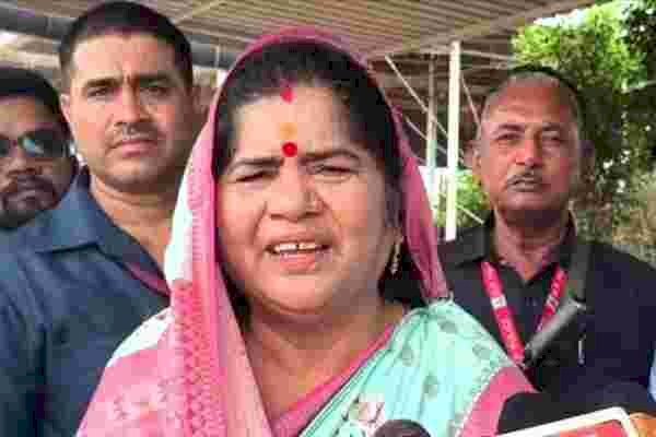 इमरती देवी ने भाजपा के मंच पर जाने से किया इनकार, बोलीं- ‘मर्डर करने वाले बैठे हैं’; सांसद बुलाते रहे, कार्यकर्ताओं के बीच बैठीं पूर्व मंत्री