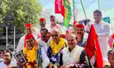 इलाहाबाद-झांसी स्नातक क्षेत्र से सपा के अधिकृत प्रत्यासी डॉ. मानसिंह यादव ने, भारी हुजूम के साथ दाखिल किया नामांकन।