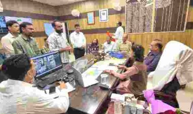 छात्रा प्रतीक्षा बनीं एक दिन की  जिलाधिकारी, डीएम समीर ने बुके देकर किया स्वागत; जनसुनवाई में सुनीं फरियादियों की समस्याएं, बोलीं- मेहनत कर IAS या PCS अधिकारी बनूंगी