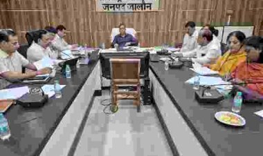 चौराहों पर 50, मीटर दायरे में होडिंग्स बैनर व ई रिक्शा पर रोक,एवं 15 दिन में गड्ढामुक्त हो राष्ट्रीय राजमार्ग-27 - जिलाधिकारी
