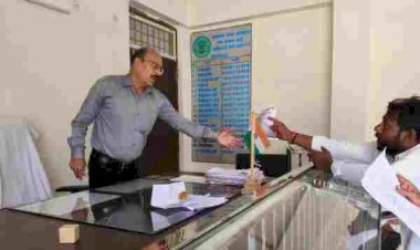 भारकच्छ कला में शासकीय भूमि से अतिक्रमण हटाने की उठी बड़ी मांग, ग्राम पंचायत ने नायब तहसीलदार को सौंपा ज्ञापन; पूरे गांव को कब्जामुक्त कराने की मांग