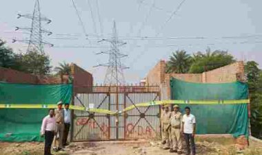 हाईटेंशन तारों के नीचे 290 वर्गमीटर में चल रहा था अवैध निर्माण, उरई विकास प्राधिकरण ने मौके पर पहुंचकर किया सील