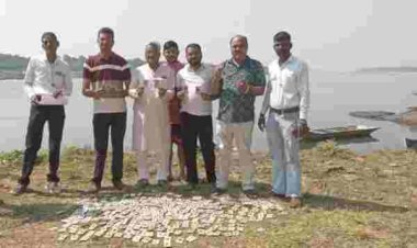 महेश्वर के घाट पर मिले इंदौर के 343 वोटर कार्ड: CEC ज्ञानेश कुमार पर FIR लिखाने कांग्रेस का धरना, नेता बोले- वोट चोरी के खुलेआम सबूत