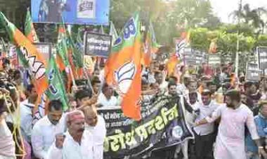 कांग्रेस दफ्तर का भाजपा ने किया घेराव, बैरिकेड पर चढ़े विधायक तो पुलिस ने चलाई वाटर कैनन; आमने-सामने आए दोनों दलों के कार्यकर्ता, शिवाजी नगर चौराहे पर तनाव