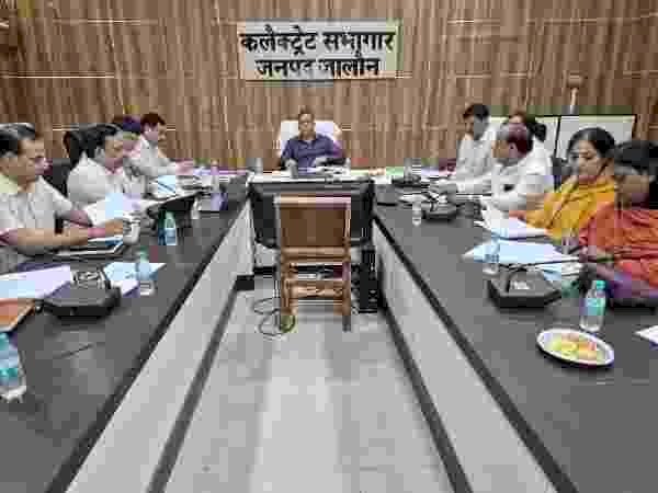 चौराहों पर 50, मीटर दायरे में होडिंग्स बैनर व ई रिक्शा पर रोक,एवं 15 दिन में गड्ढामुक्त हो राष्ट्रीय राजमार्ग-27 - जिलाधिकारी