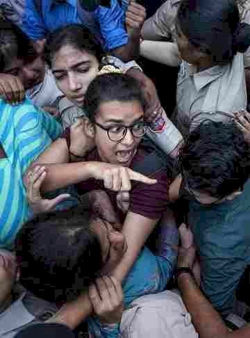 हाईकोर्ट से याचिका खारिज होने के बाद भी नेहा बोरा का ऐलान—‘पीस बॉन्ड पर साइन नहीं करूंगी’
