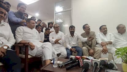‘चलो वो शराब आपको पिला दूं, बोतल गाड़ी में रखी है...’, IAS अफसर पर भड़के जीतू पटवारी, देवास में 13 मौतों के आरोप से गरमाई सियासत
